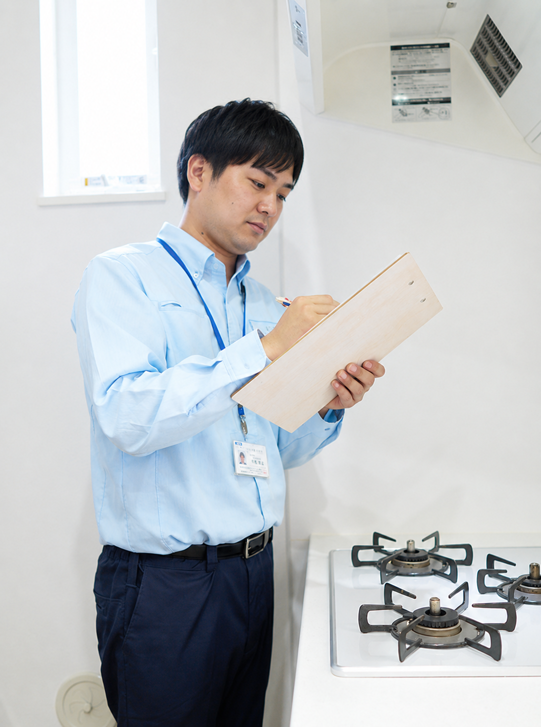LPガス社員とお客様宅キッチン