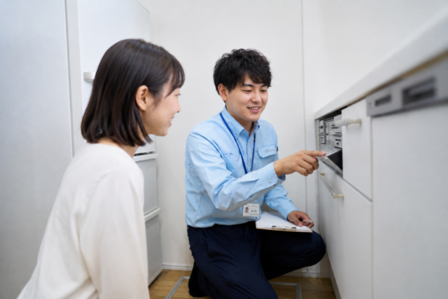 LPガス社員とお客様キッチンで対話