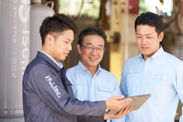 LPガス社員男性３外で話し合い