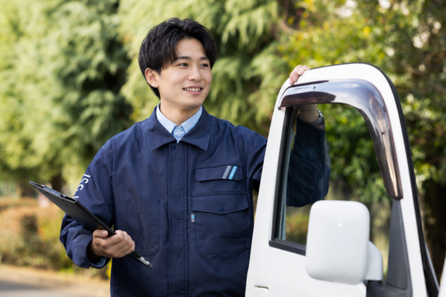 LPガスルート営業男性社員と自動車