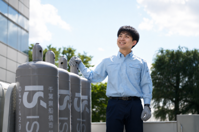 LPガス社員男性外でガスボンベと撮影