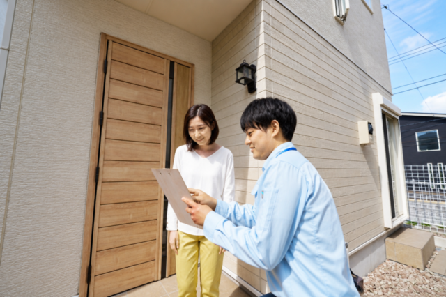 LPガス社員とお客様玄関で対話