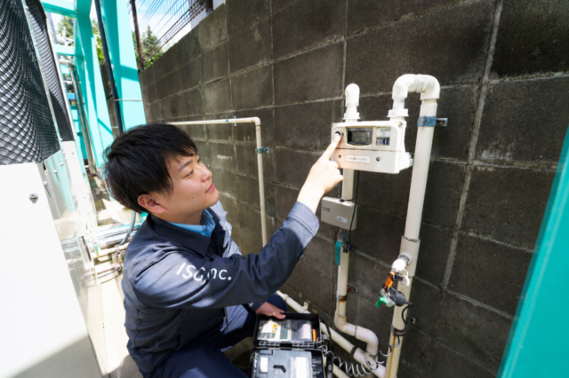 LPガス男性社員お客様宅外メーター確認