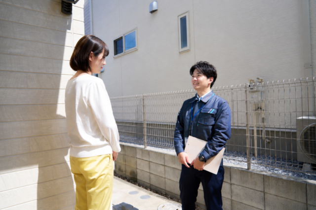 LPガス社員とお客様玄関で対話