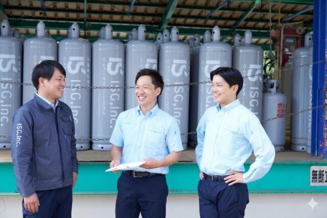 LPガス社員男性３ガスボンベと外で撮影