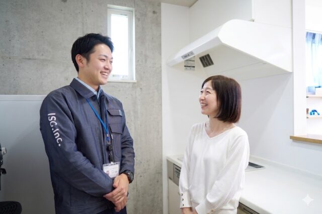 LPガス社員とお客様キッチンで対話