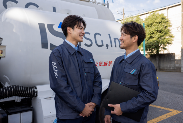 LPガスルート営業男性２人外での談笑