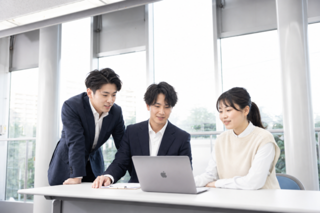 LPガス社員男性２女性１話し合いノートパソコン